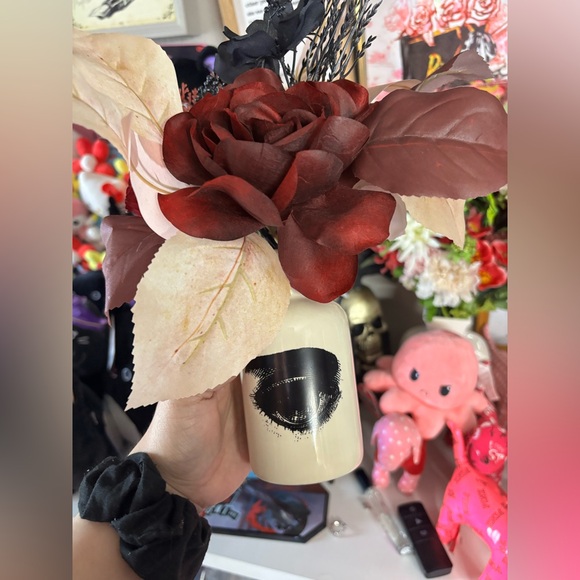 Other - 🪐 Floral Arrangement in Cream Vase